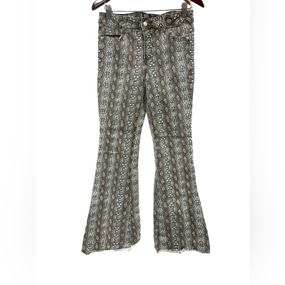 UO BDG 70s Inspired Midrise Stretchy Flare Snakeskin Print Jeans Size 27 - Picture 2 of 8